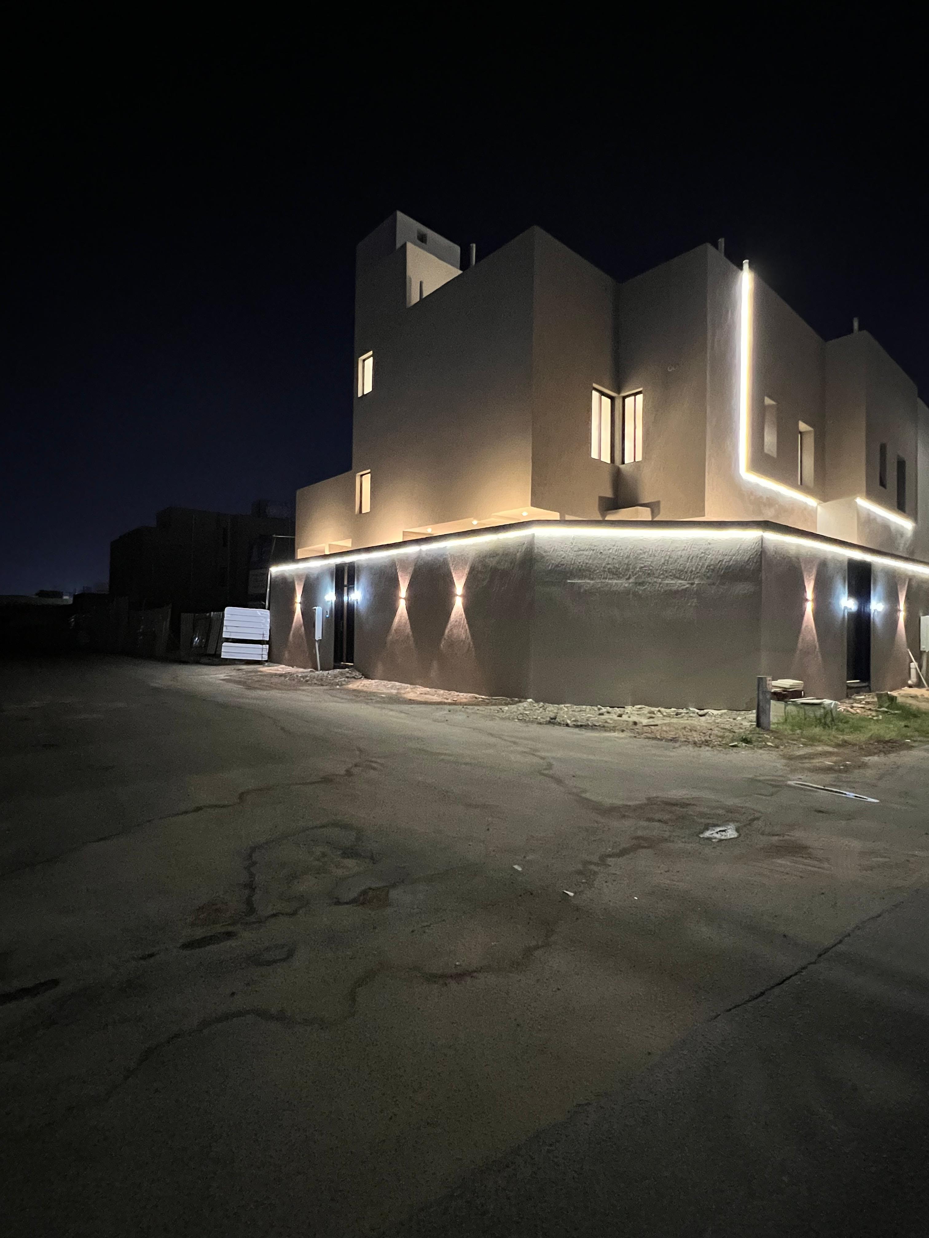 صورة عقار: للبيع فله فاخره نظام تاون هاوس ( 2 )  دورين ومحلق بدرج داخلي ومصعد